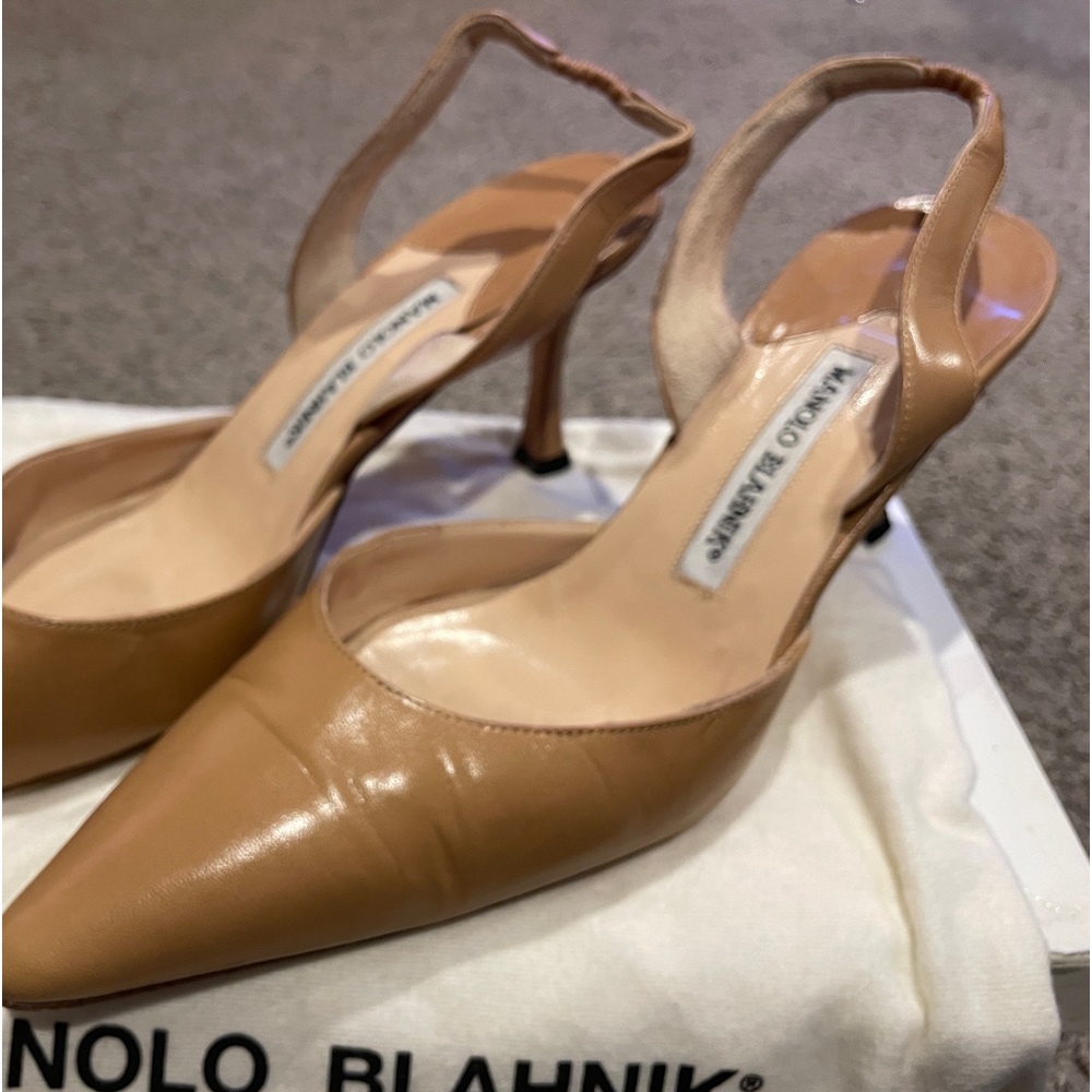 Adorable Manolo pumps for an adorable look